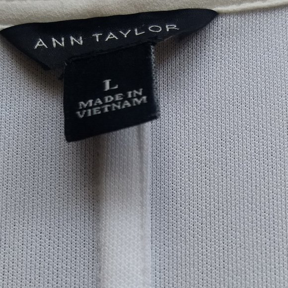 Ann Taylor Women's White Blouse Short Sleeve Center Front Fold, Pretty Size L - Picture 3 of 4